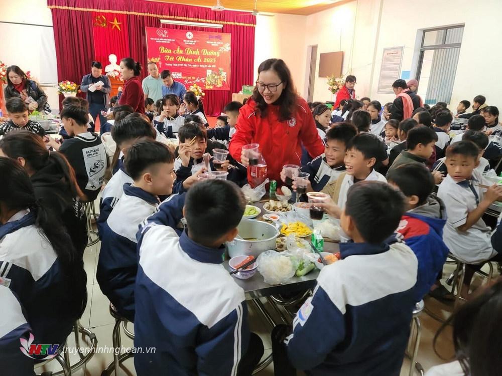 Học sinh Trường PTDTBT THCS Yên Tĩnh, xã Yên Tĩnh, huyện Tương Dương, hào hứng tại chương trình.