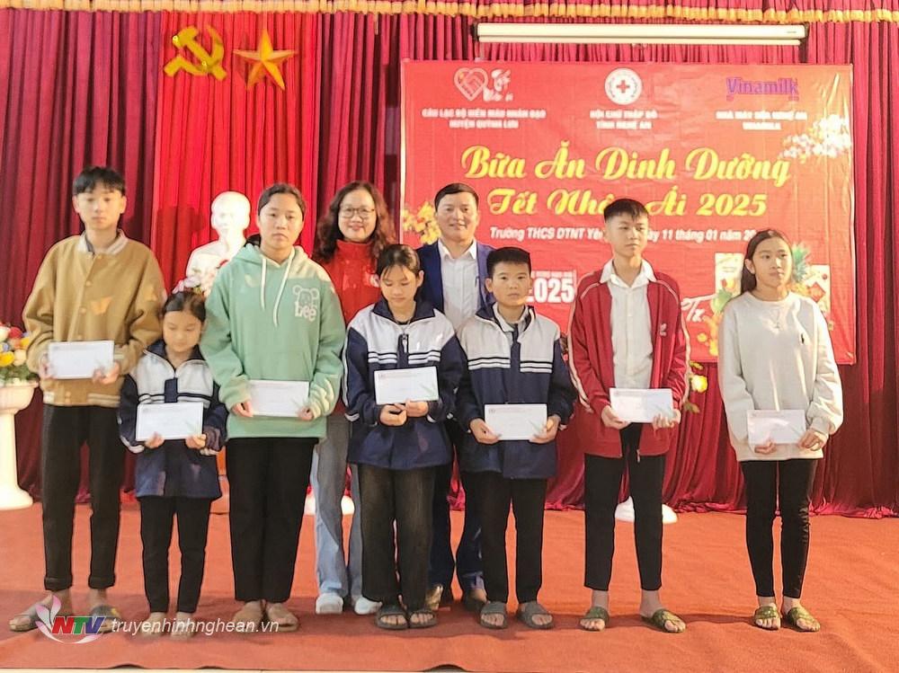 Trao tặng 12 suất học bổng, mỗi suất 500 nghìn đồng cho 12 học sinh của trường có hoàn cảnh đặc biệt khó khăn.