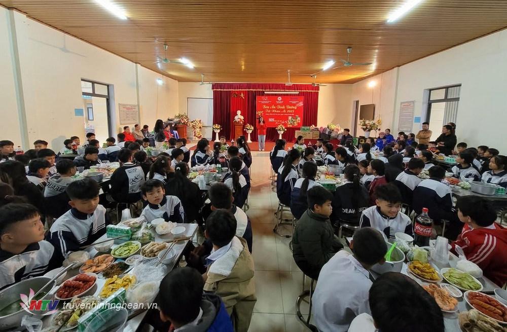 Tổ chức bữa ăn dinh dưỡng và trao sữa cho 300 em học sinh Trường PTDTBT THCS Yên Tĩnh, xã Yên Tĩnh, huyện Tương Dương.
