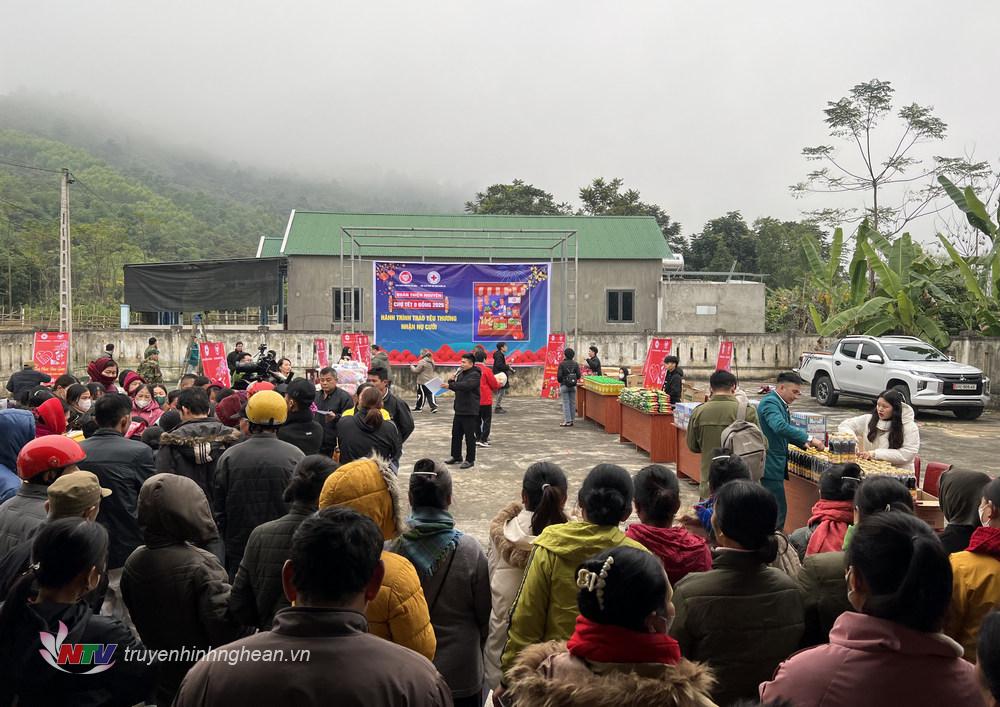 Toàn cảnh chương trình tặng quà Tết.