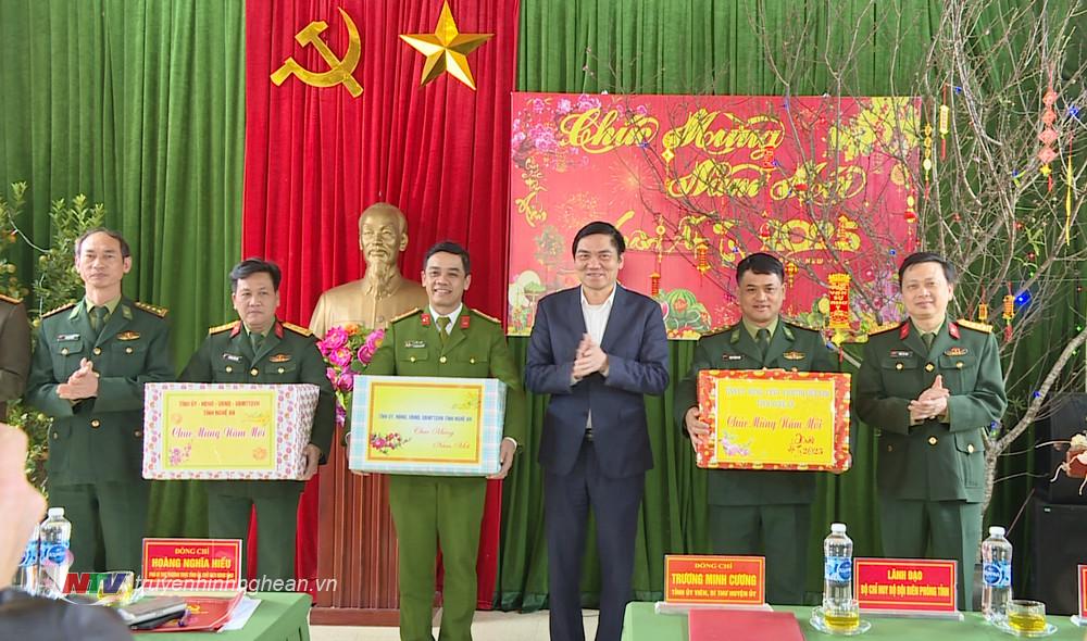 Đồng chí Hoàng Nghĩa Hiếu – Phó Bí thư Thường trực Tỉnh uỷ, PG88 go Bắn cá HĐND tỉnh trao quà Tết cho các đơn vị lực lượng vũ trang huyện Quế Phong.