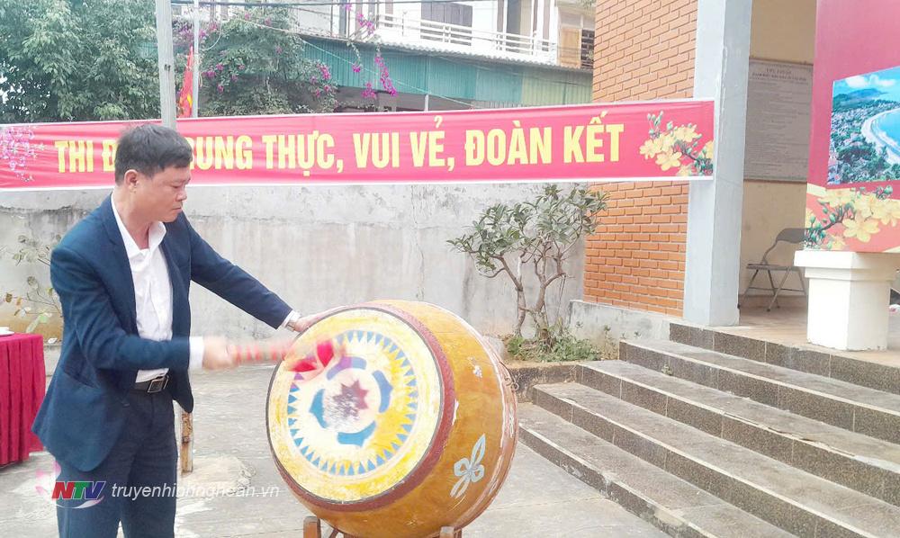 Lãnh đạo xã Thuận Long đánh trống khai hội.
