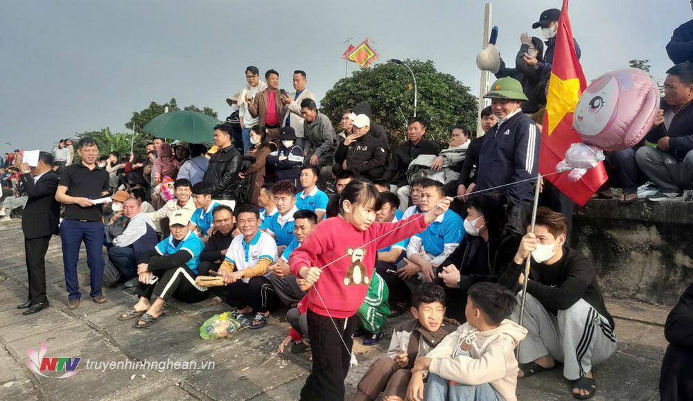 Giải đua thuyền thu hút hàng nghìn người dân địa phương và du khách đến theo dõi và cổ vũ.