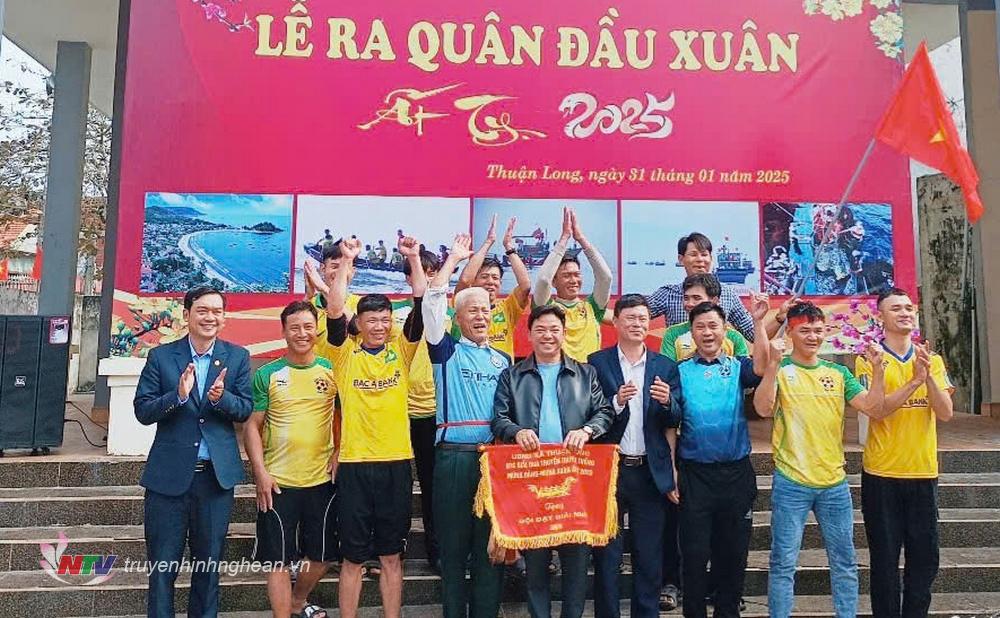 5.Trao giải vô địch cho các tuyển thủ thôn Đại Bắc.