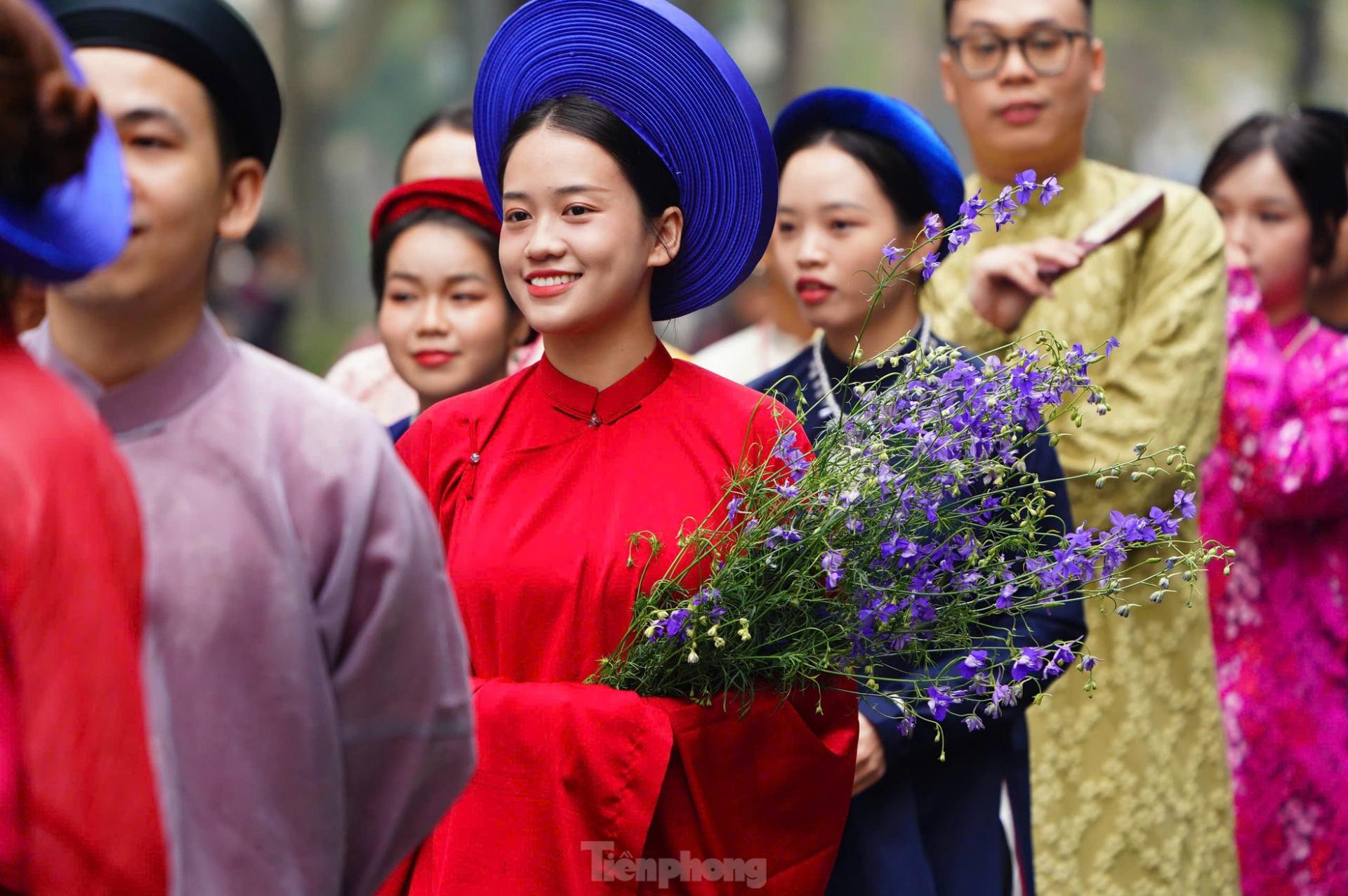 Ông Nguyễn Đức Bình - Chủ nhiệm CLB Đình làng Việt - cho biết những trang phục để trình diễn, diễu hành năm nay không được lòe loẹt. Năm nay, chúng tôi chọn những áo dài truyền thống, hầu như không có áo thêu rồng, phượng. Đặc biệt trang phục của các bạn không được sử dụng cờ Tổ quốc làm họa tiết, ông Nguyễn Đức Bình nêu.