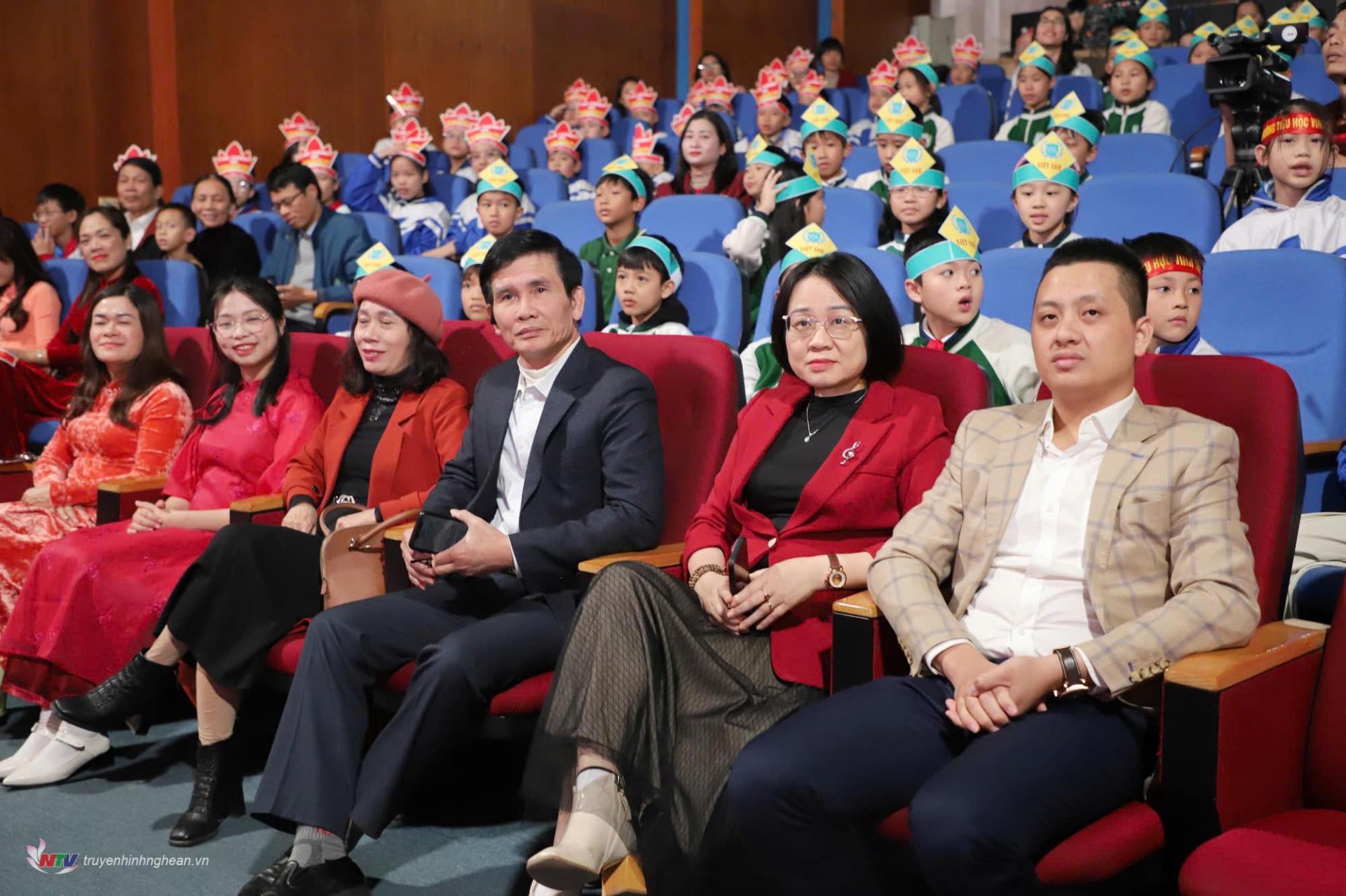 Các đại biểu dự chương trình.