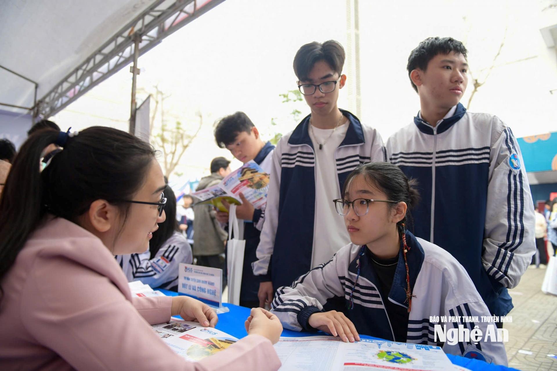 Học sinh tham gia tư vấn trực tiếp tại các gian hàng. Ảnh: Mỹ Hà