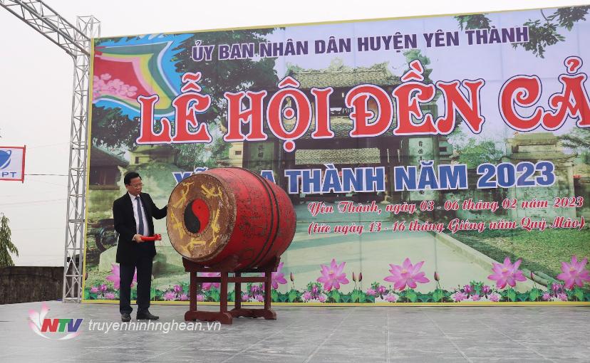 Lãnh đạo huyện đánh trống khai hội.