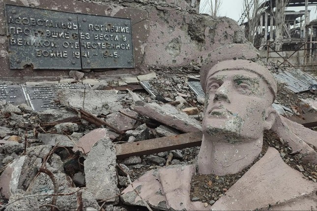 Bên ngoài nhà máy Azovstal - thành trì cuối cùng của lực lượng Ukraine ở Mariupol. Ảnh: AP