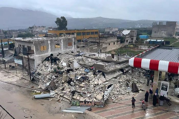 Một tòa nhà đổ sập hoàn toàn ở Idlib (Syria). Ảnh: AP