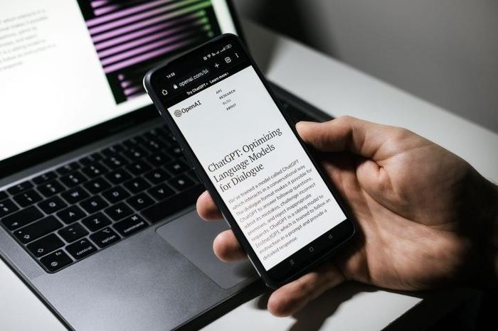 Ra mắt dưới dạng miễn phí và không đặt ra nhiều giới hạn cho người dùng, ChatGPT nhanh chóng đạt được nhiều cột mốc đáng chú ý về mặt người dùng. (CNN)