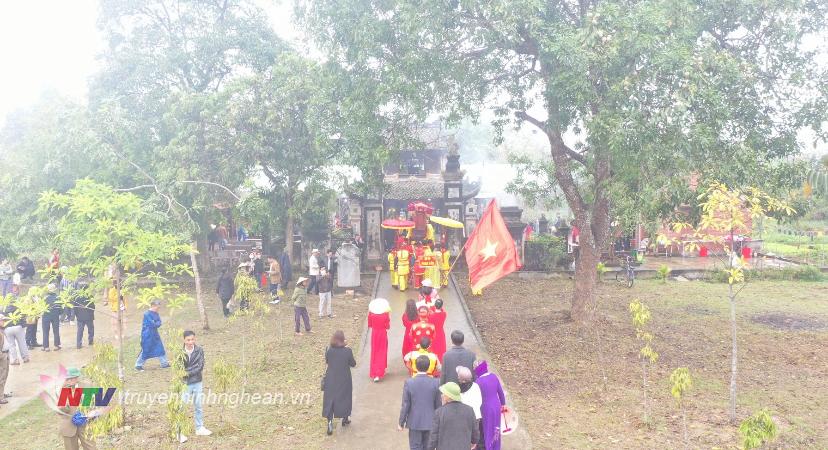 Lễ rước với sự tham gia của 12 dòng họ lớn ở xã Hoa Thành.