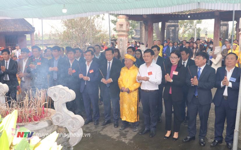 Lãnh đạo huyện và đông đảo người dân dâng hương tại Đền