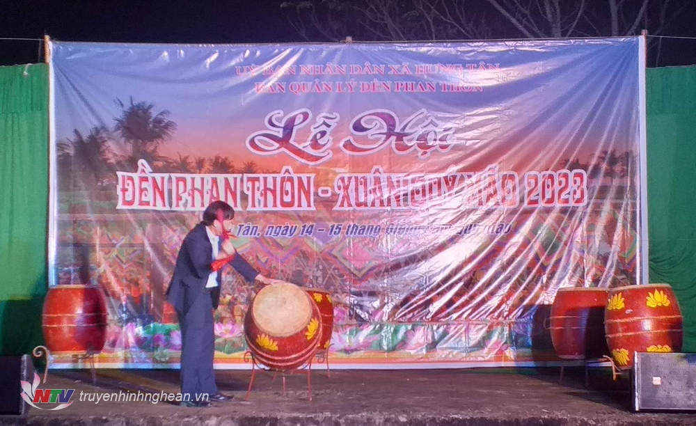 Lãnh đạo xã Hưng Tân (Hưng Nguyên) đánh trống khai hội.