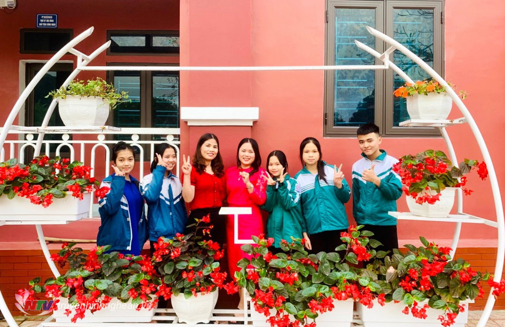 Tuệ Nhân cùng các bạn trong đội tuyển thi học sinh giỏi tỉnh môn Địa Lý năm nay.