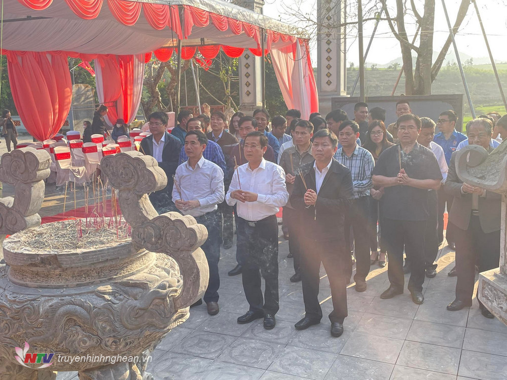 Lãnh đạo huyện Nghĩa Đàn dâng hoa, dâng hương tại Làng Vạc.