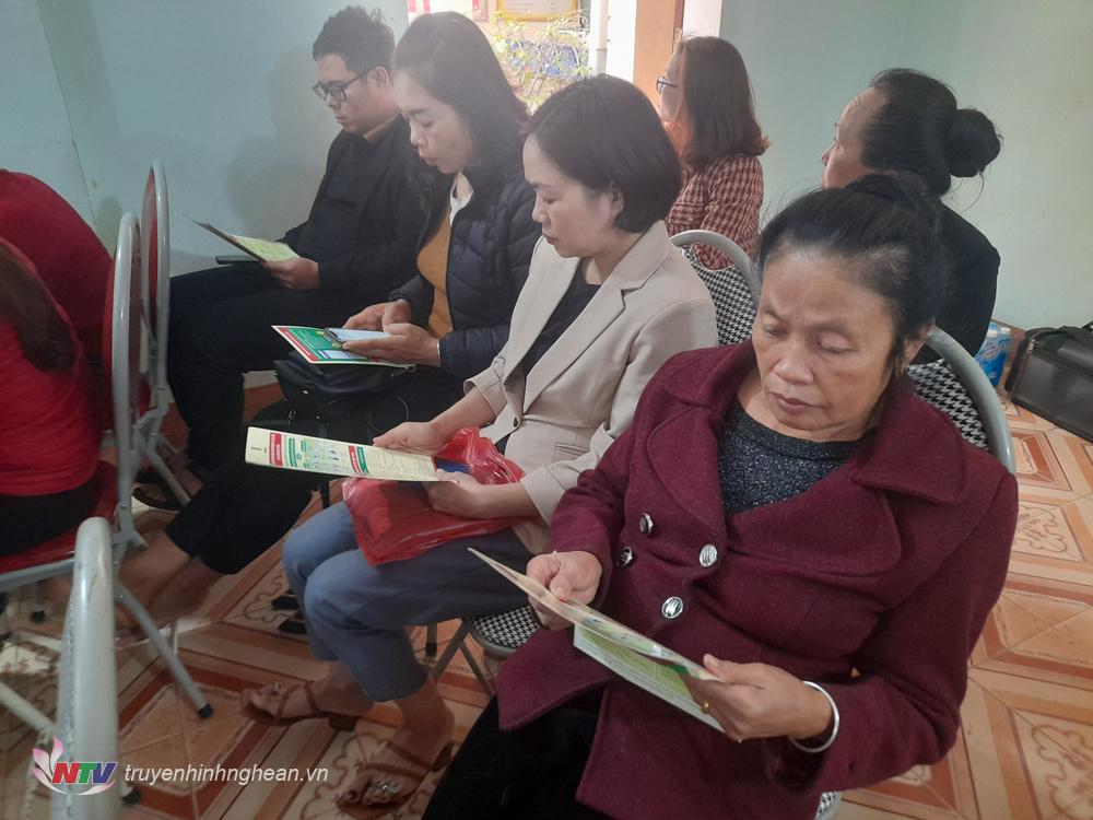 Đại diện cấp ủy, chính quyền và đông đủ cán bộ, công chức và bí thư chi bộ, trưởng các khối bản trên địa bàn tham gia tập huấn.