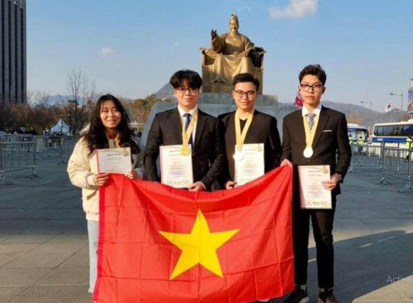 Các em dự thi và xuất sắc giành Huy chương Vàng với đề tài Nanomelanin có nguồn gốc từ mực, bảo vệ các nguyên bào sợi ở da người chống lại tia X. (Ảnh: vovlive)