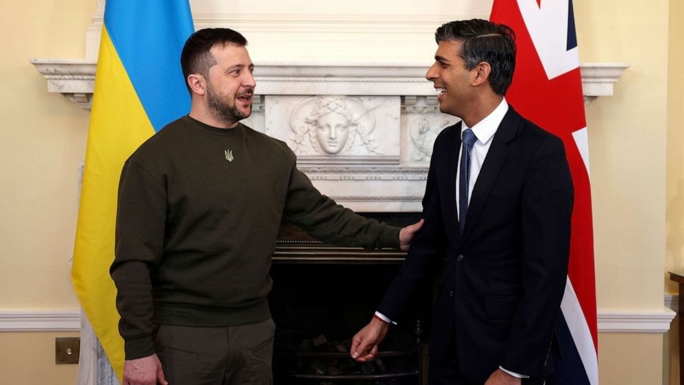 Tổng thống Zelensky gặp Thủ tướng Anh Rishi Sunak ở London. Ảnh: AP