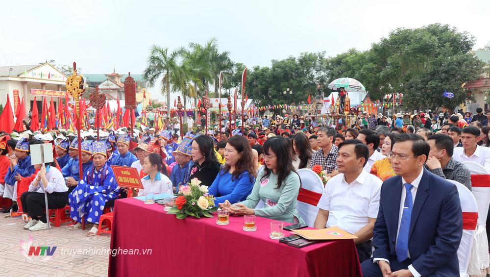 Các đại biểu dự buổi lễ.