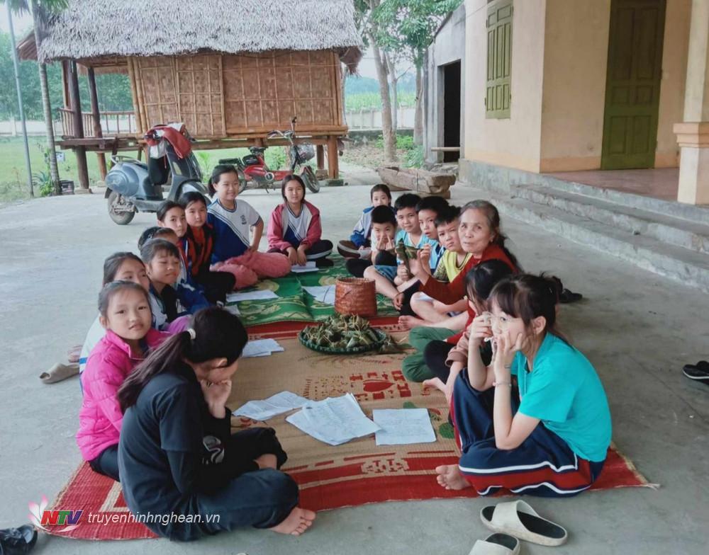 Nghệ nhân Trương Thị Giáp hướng dẫn học sinh tìm hiểu về loại bánh đặc trưng của đồng báo dân tộc Thổ.
