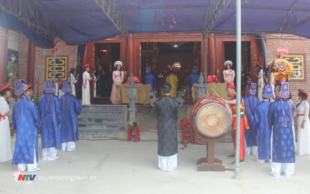 Phần hội gồm các hoạt động văn hoá văn nghệ, những lời ca, tiếng hát ca ngợi Đảng quang vinh, Bác Hồ vĩ đại, ca ngợi đất nước, quê hương đổi mới do đội văn nghệ quần chúng xã Sơn Hải thể hiện.