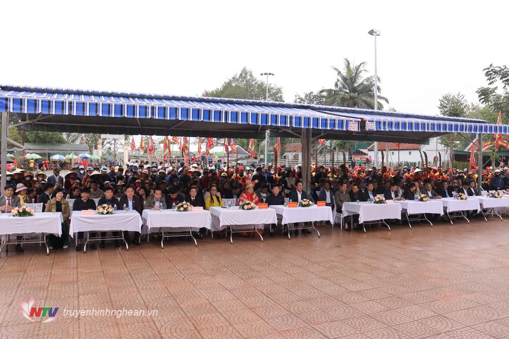 Các đại biểu dự lễ khai hội.