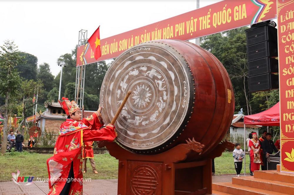 Lãnh đạo huyện Đô Lương đánh trống khai hội Đền Quả Sơn năm 2024.