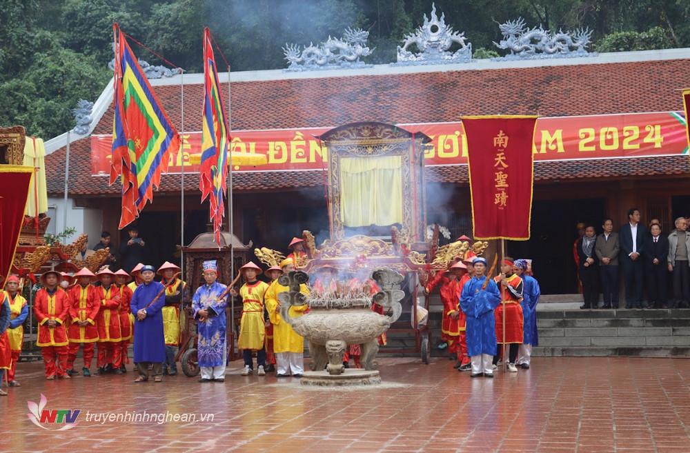 Phần lễ thực hiện tại sân Đền.