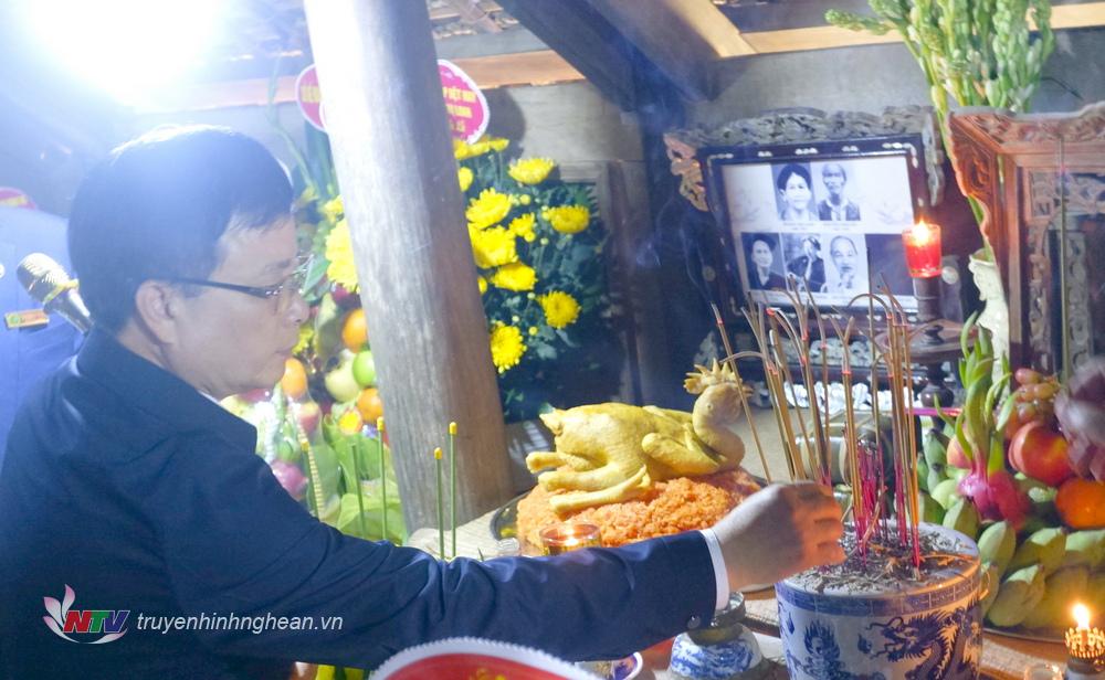 Phó PG88 go Bắn cá UBND tỉnh Bùi Đình Long dâng hương tại lễ giỗ.