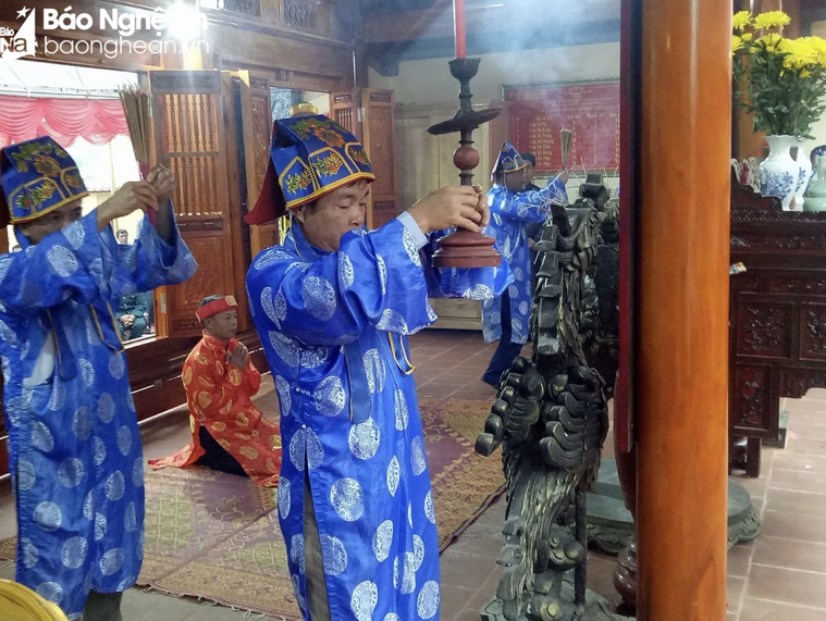 Nghi lễ dâng hương, dâng rượu cúng Rằm tại nhà thờ họ. Ảnh: BNA