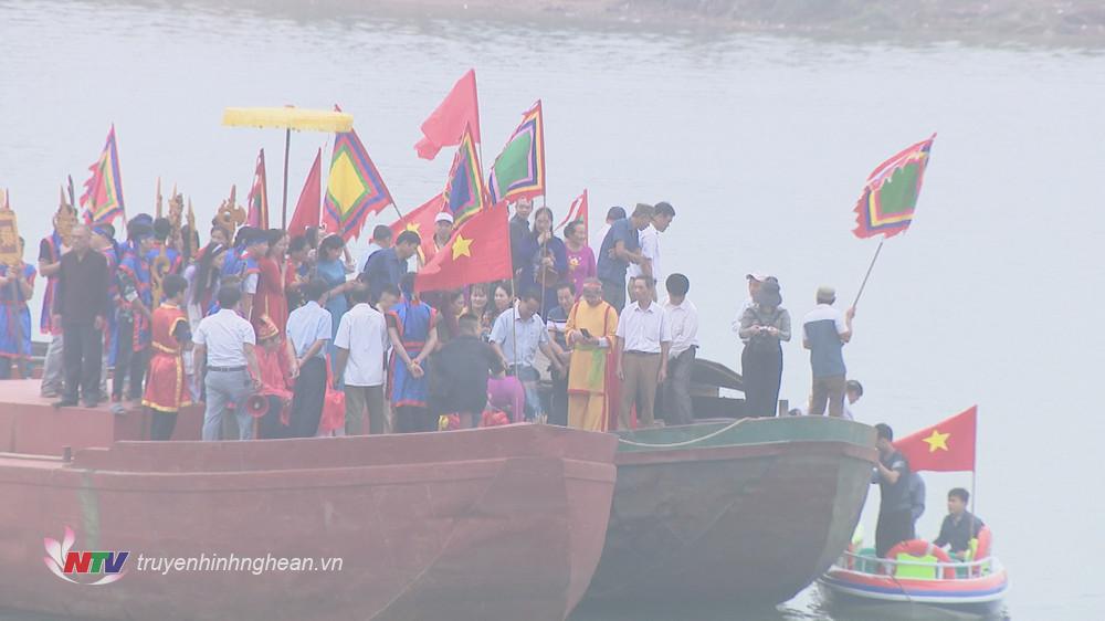 Đông đảo người dân tham gia lễ rước.
