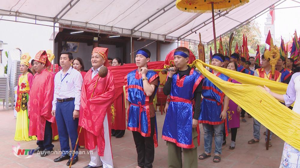Đoàn rước đưa nước về Đền Vua Mai.