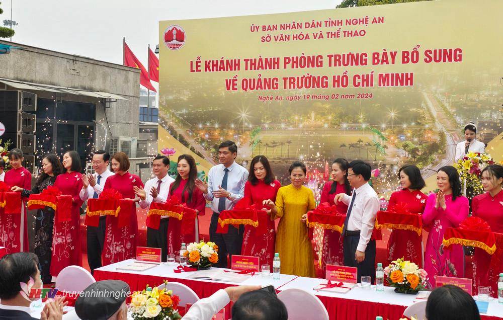 Các đồng chí lãnh đạo tỉnh cắt băng khánh thành công trình.