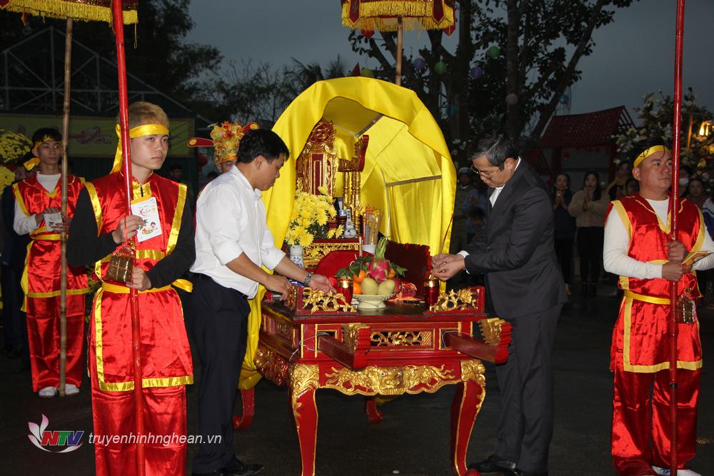 Lễ rước được thực hiện nghiêm trang 
