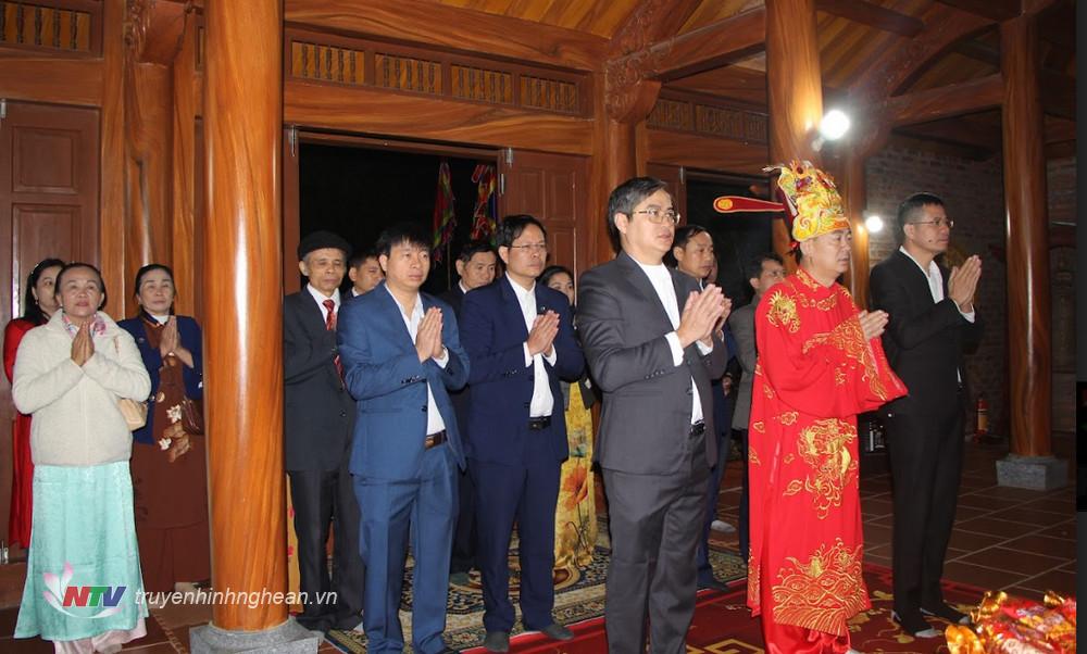 Lãnh đạo thị xã cùng các đại biểu dâng hương lễ tạ ơn Phật.