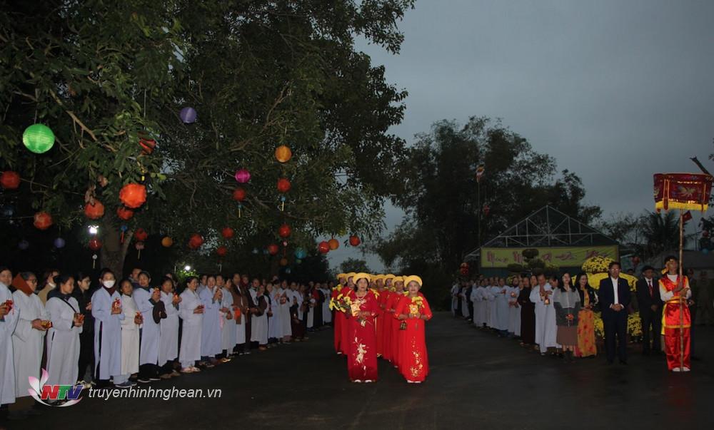 Lễ rước Thánh Mẫu thu hút đông đảo các đại biểu, tăng ni, phật tử, Nhân dân trên địa bàn thị xã tham gia.  