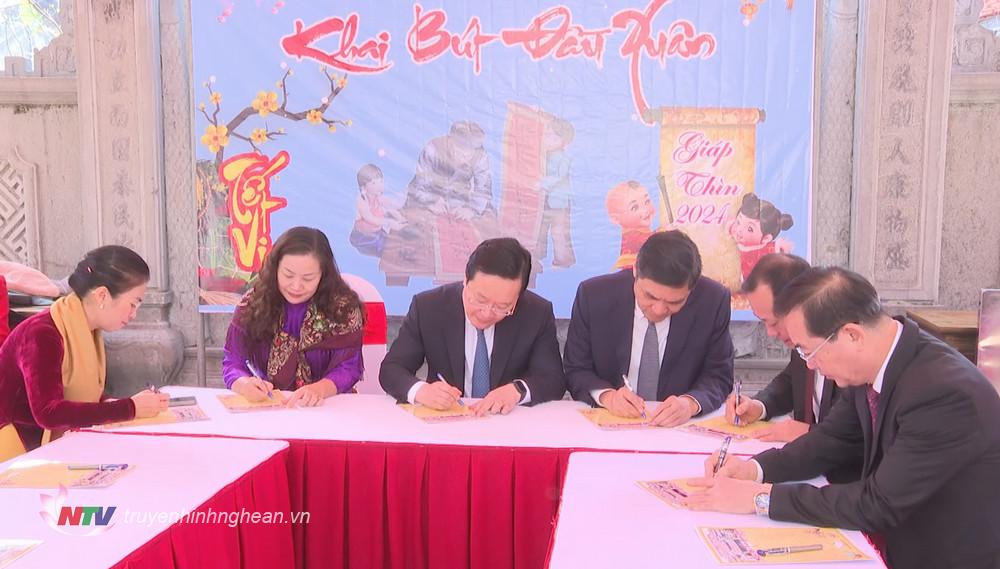 Các đồng chí lãnh đạo tỉnh PG88 go Bắn cá và thành phố Vinh thực hiện nghi thức Khai bút đầu Xuân.