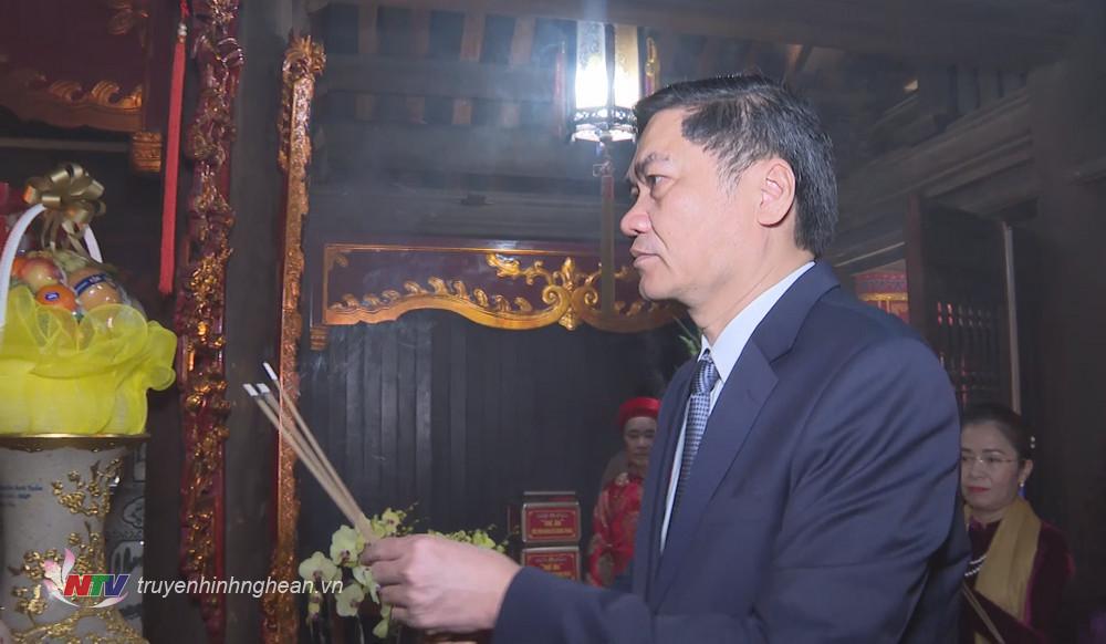 Đồng chí Hoàng Nghĩa Hiếu dâng hương tưởng niệm công lao Hoàng đế Quang Trung.