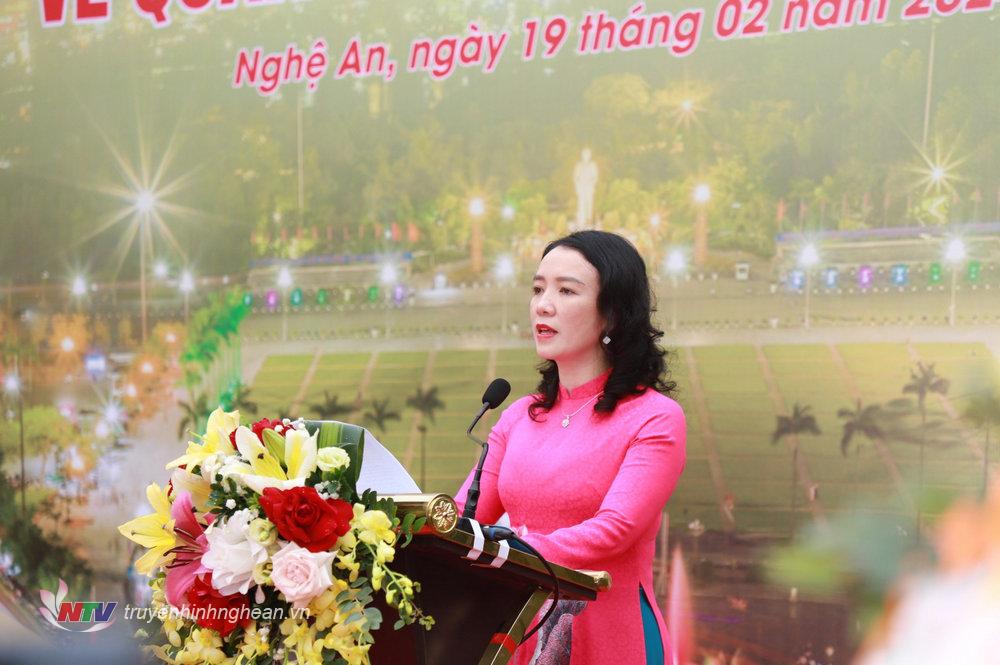 Đồng chí Trần Thị Mỹ Hạnh - Ủy viên Ban Chấp hành Đảng bộ tỉnh, Giám đốc Sở Văn hóa và PG88 go Xócđĩa PG88 go Bắn cá báo cáo quá trình xây dựng Phòng trưng bày bổ sung về Quảng trường Hồ Chí Minh.