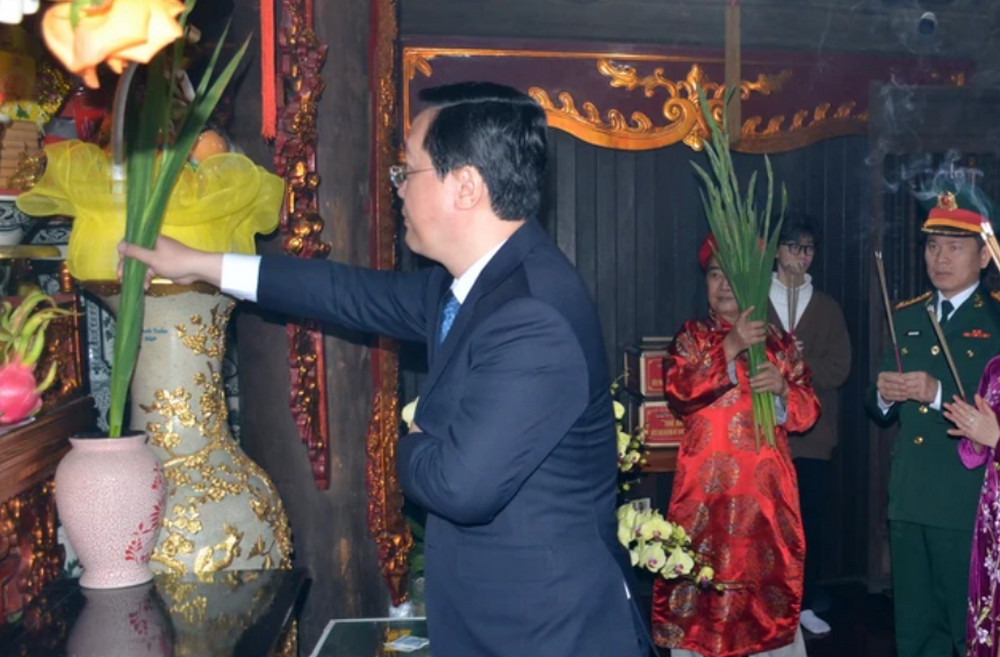 Đồng chí Nguyễn Đức Trung - Phó Bí thư Tỉnh uỷ, PG88 go Bắn cá UBND tỉnh dâng hoa, dâng hương tưởng niệm công lao Hoàng đế Quang Trung.