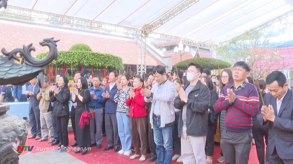 Đông đảo người dân TP Vinh và du khách thập phương dâng hương.