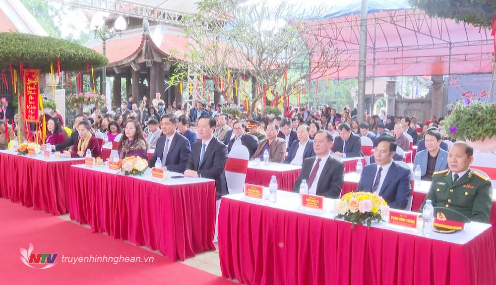 Các đại biểu dự buổi lễ.