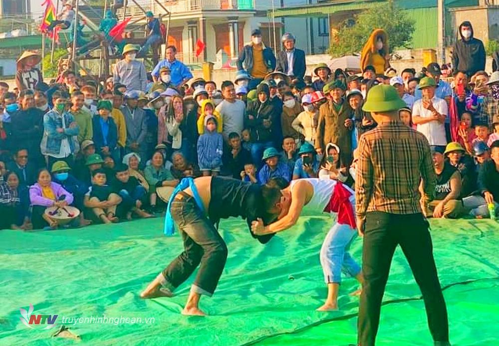 Không chỉ tại Lễ hội Đền Vua Mai, những ngày đầu xuân mới, nhiều xã, thị trên địa bàn huyện Nam Đàn cũng nô nức tổ chức mở Hội vật đầu xuân.
