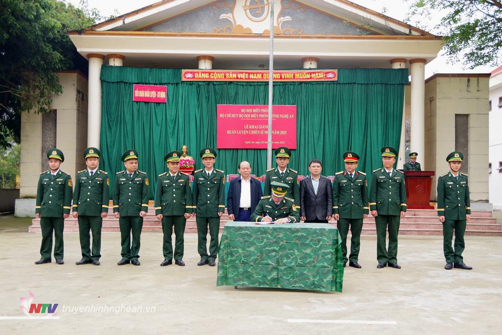 Các đại biểu chứng kiến Tiểu đoàn Huấn luyện – Cơ động phát động thi đua.