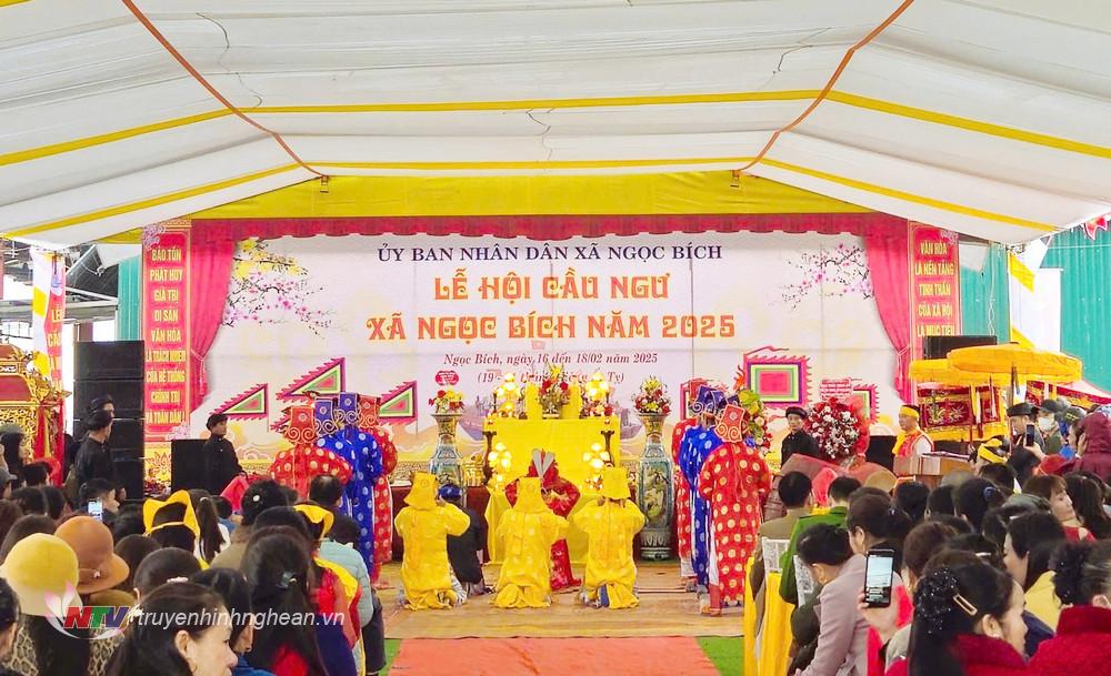 Lễ tế được tổ chức trang trọng.