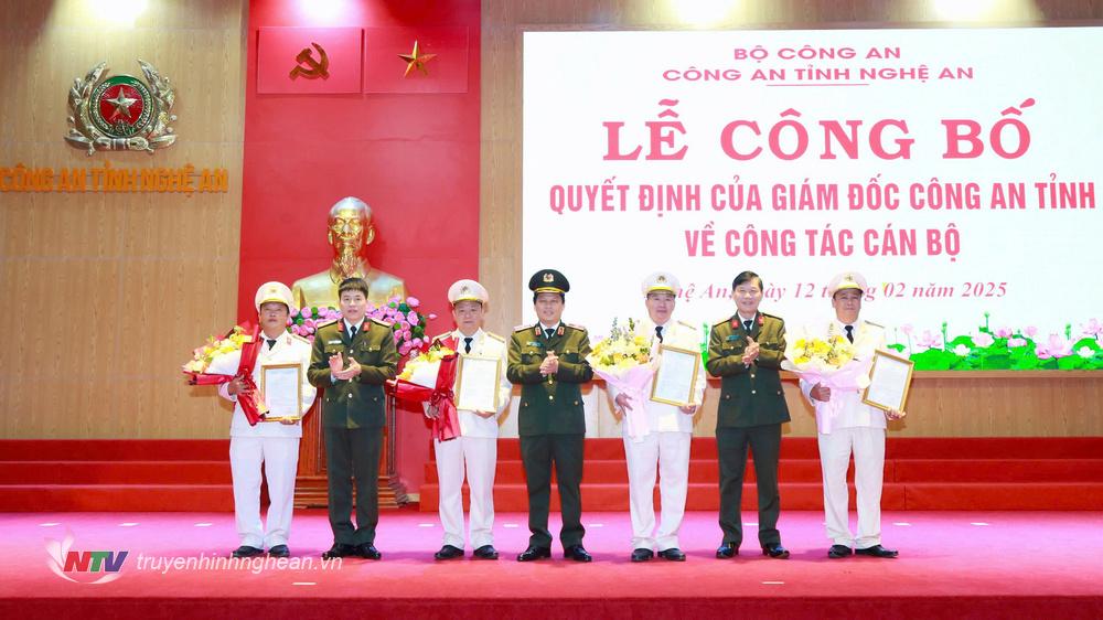 Lãnh đạo Công an tỉnh trao quyết định điều động, biểu dương 4 đồng chí Phó Trưởng Công an huyện xung phong, tình nguyện đến nhận công tác và giữ chức vụ chỉ huy Công an xã