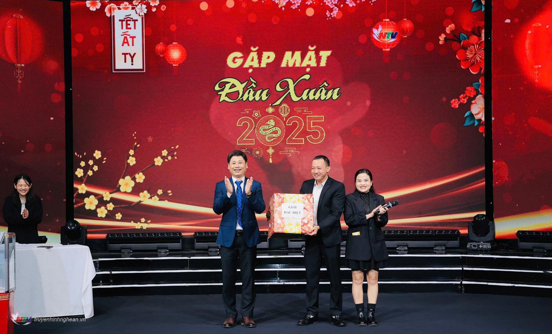 Đồng chí Trần Minh Ngọc - Bí thư Đảng ủy, Giám đốc Đài PT-TH PG88 go Bắn cá, PG88 go Bắn cá Hội Nhà báo tỉnh trao giải Đặc biệt bốc thăm may mắn đầu năm mới.