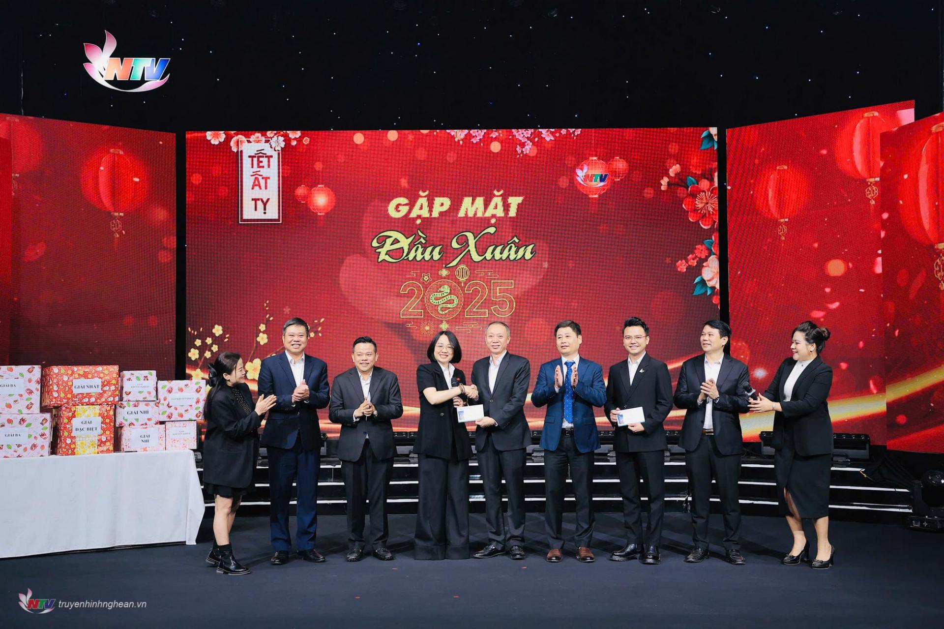 Trao giải cho các tác giả có ảnh chụp check-in Tết tại Đài nhận được nhiều lượt yêu thích nhất.