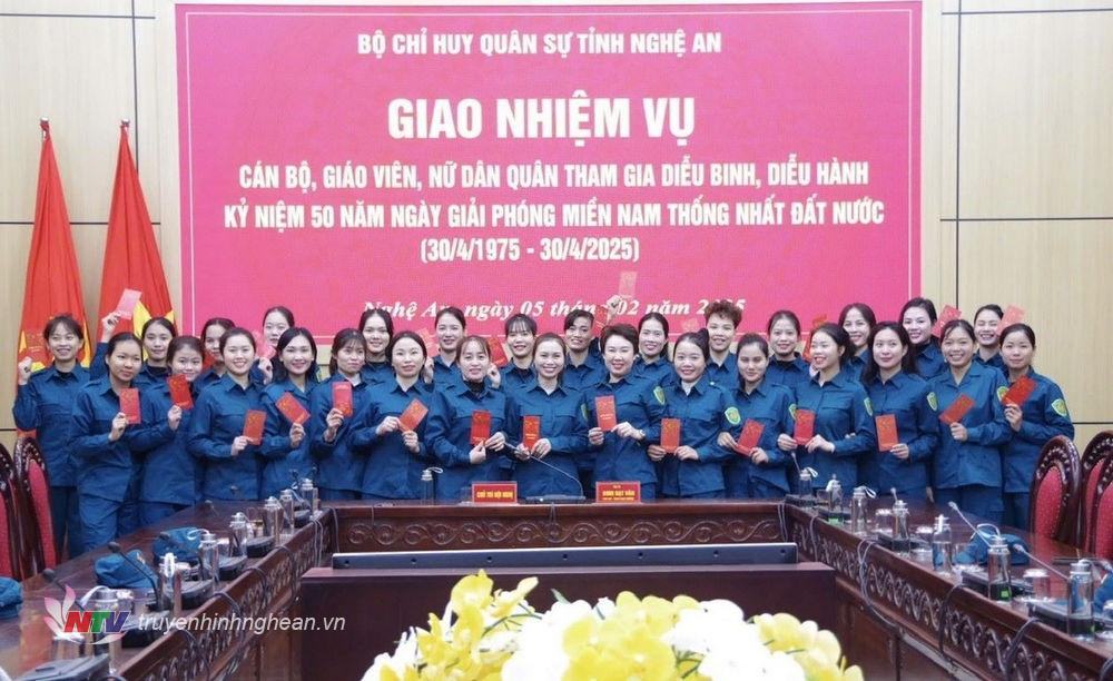 Các nữ dân quân tỉnh PG88 go Bắn cá tham gia luyện tập diễu binh, diễu hành Kỷ niệm 50 năm Ngày giải phóng miền Nam.
